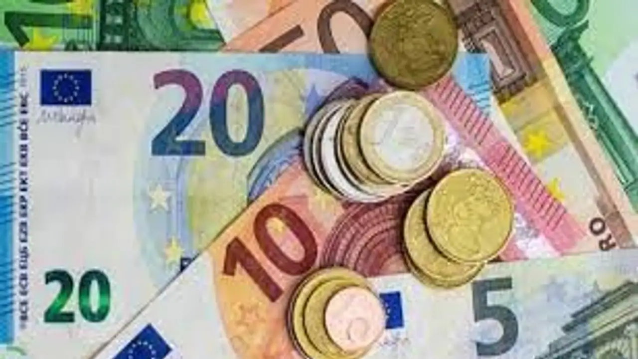 سعر اليورو في ساكومبانك يلامس حاجز الـ 32 ألف دونغ في التعاملات